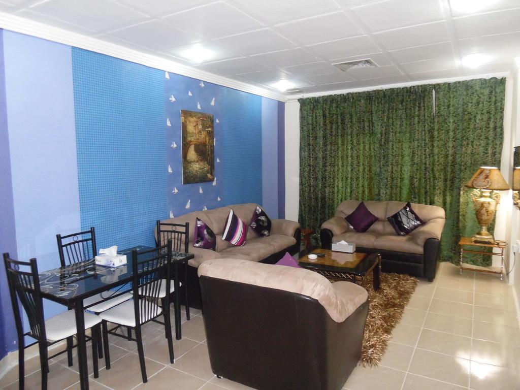Leader Apartments 2 Kuwait City Room photo