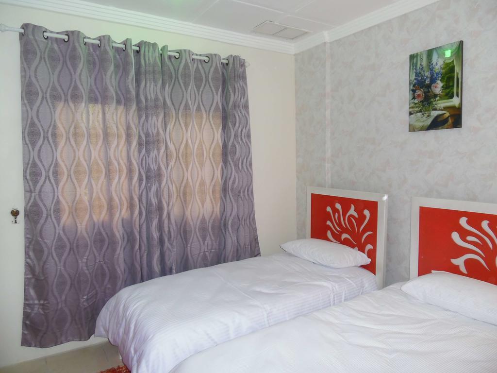Leader Apartments 2 Kuwait City Room photo