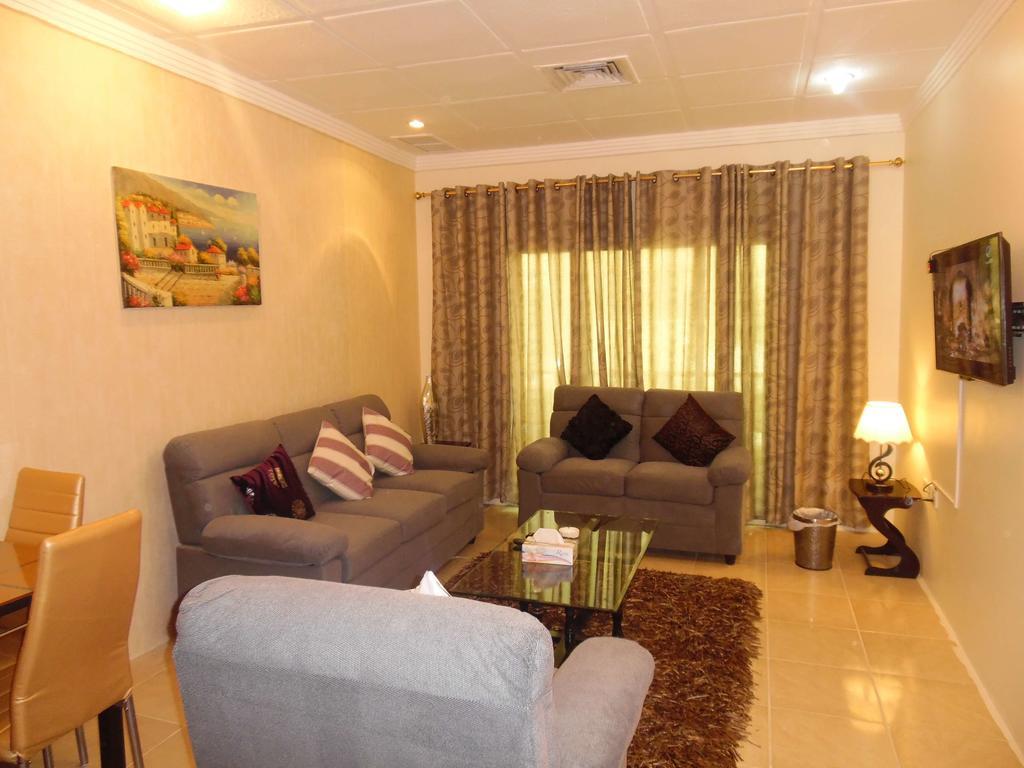 Leader Apartments 2 Kuwait City Room photo